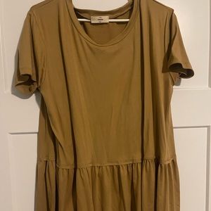 Women’s 2X Camel crew neck short sleeve ruffled hem top